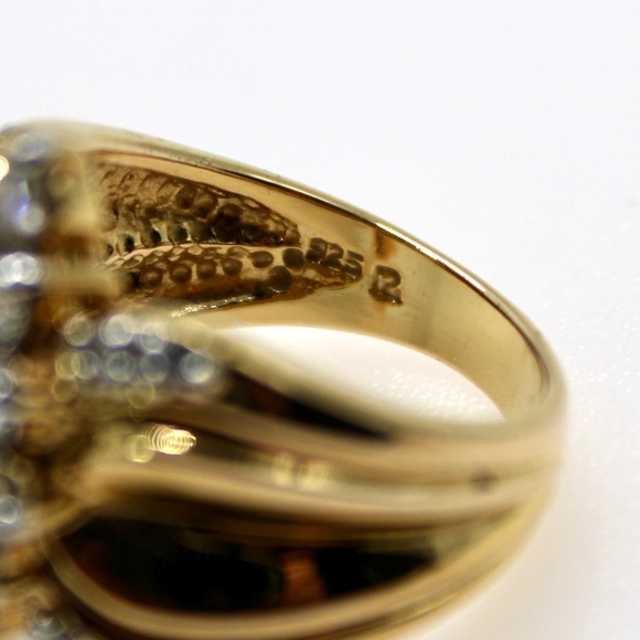 Ring, Cluster of Sparkling Clear Stones in a 925 Gold-tone Setting - Picture 2 of 7